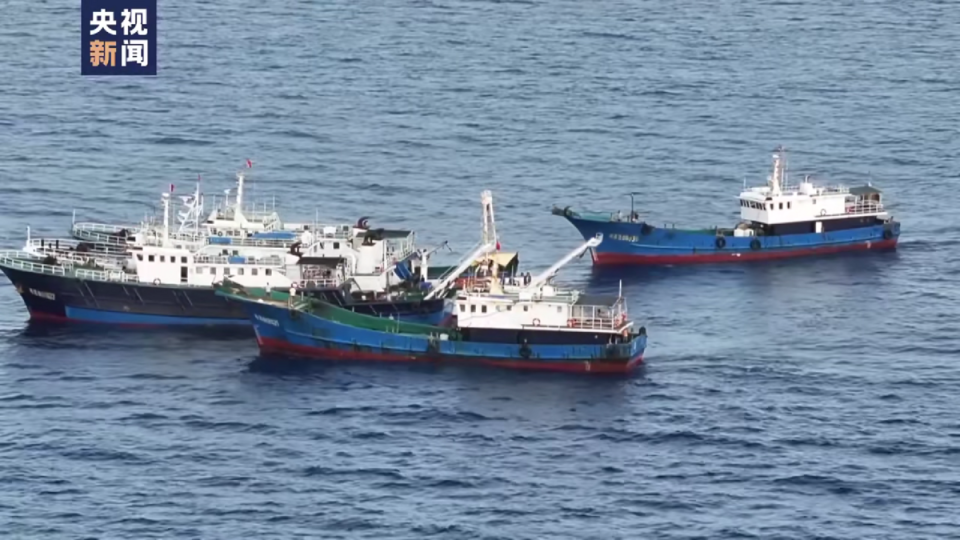 影片中提到，多艘中國漁船在黃岩島海域作業，而中國海警則定期進行海上救生訓練，旨在保障來往船隻的安全。   圖 : 翻攝自影片