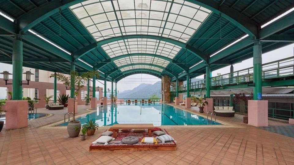 「石門水庫福華渡假飯店」擁有寬敞舒適的戶外半露天泳池。（福華飯店提供）