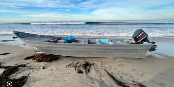 Encuentran panga en playa de San Diego, sospechan que fue utilizada en contrabando de personas