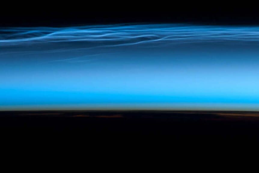 A smooth blue Polar Mesospheric Cloud (PMC)