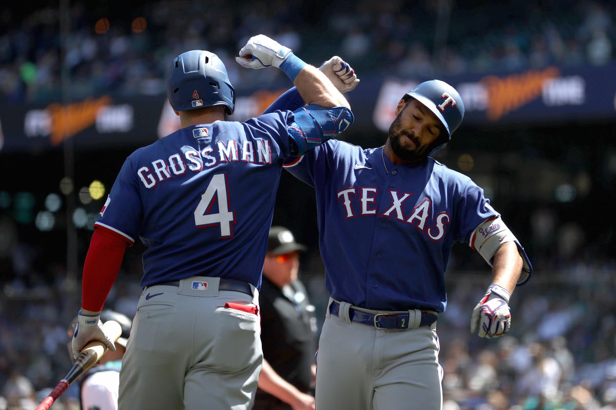 Texas Rangers' powder blue uniform receives negative reviews