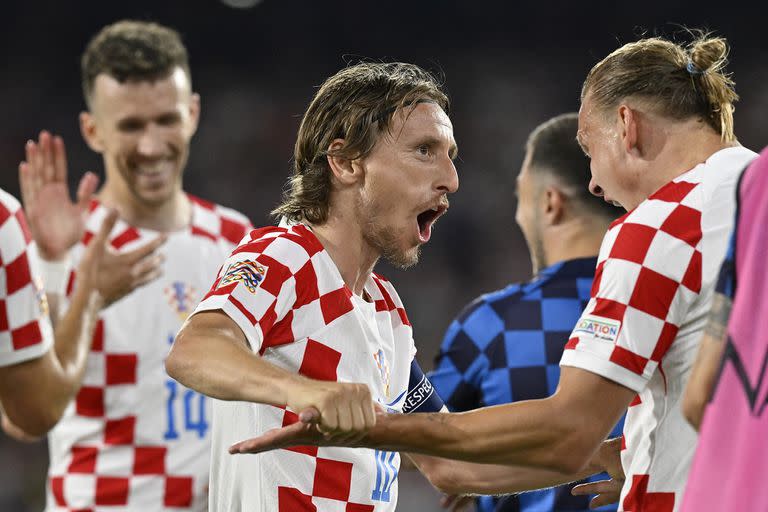 Luka Modric festeja con Domagoj Vida la clasificación de Croacia para la final de la Liga de Naciones, que este domingo protagonizará con España.