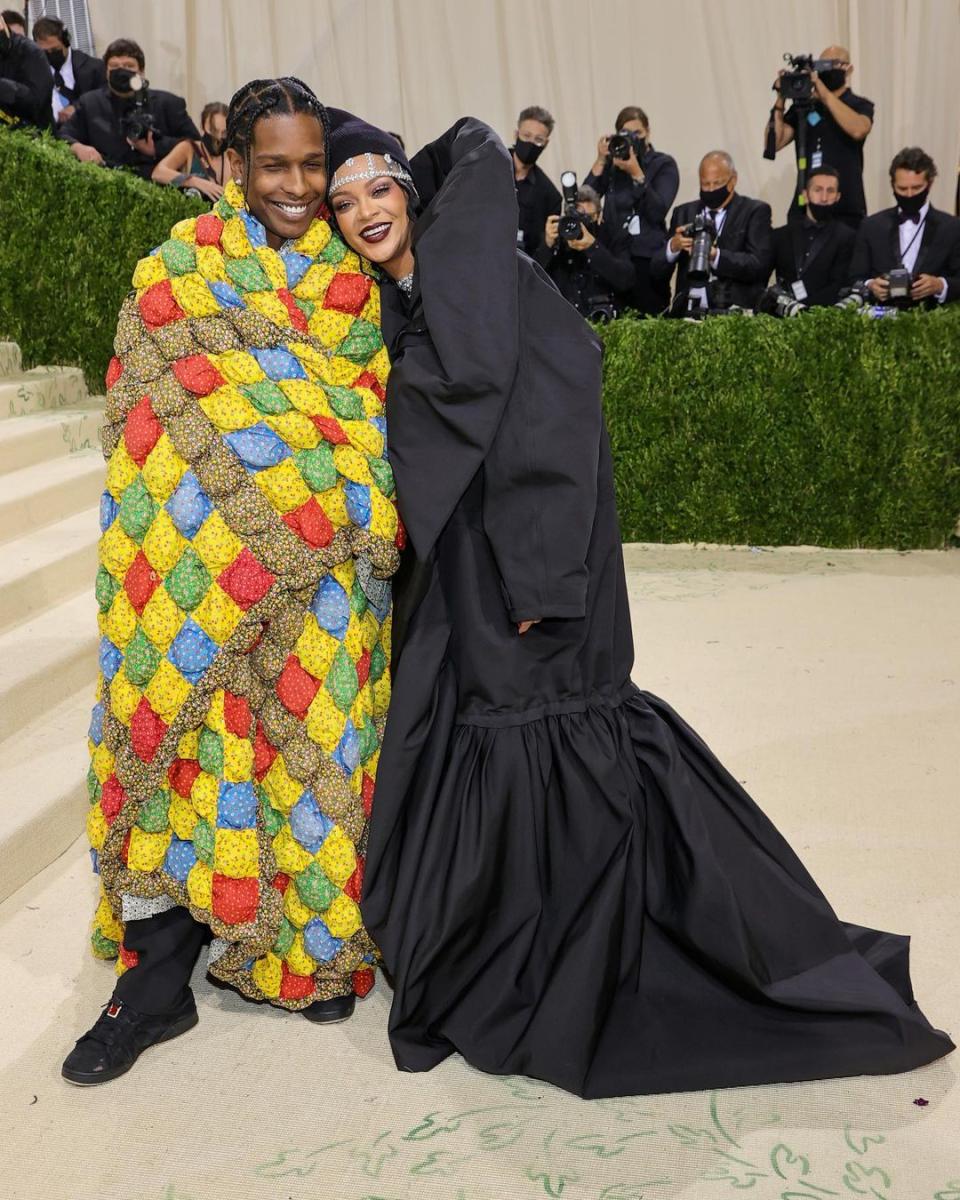 2021年9月13日， A$AP Rocky 與 Rihanna 首度以情侶檔身分出席 Met Gala 2021，A$AP Rocky 穿上 ERL 彩色拼布造型，而 Rihanna 則穿上 Balenciaga Courture。