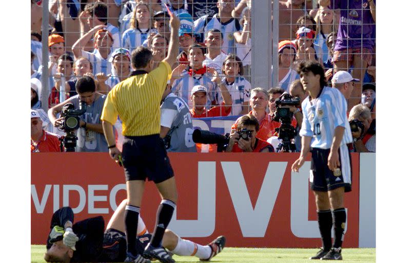 El cabezazo que Ariel ortega le da al arquero holandés, Edwin Van Der Sar,  en el mundial 98