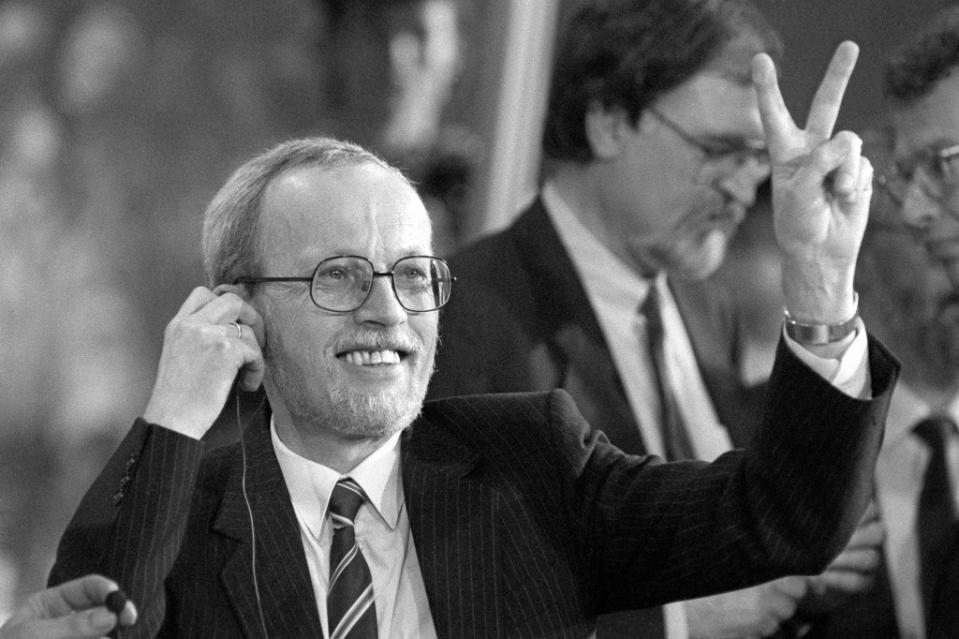 Sieg: Als Vorsitzender der Ost-CDU nach der Wahl im März 1990.<span class="copyright">Thomas Wattenberg / dpa</span>