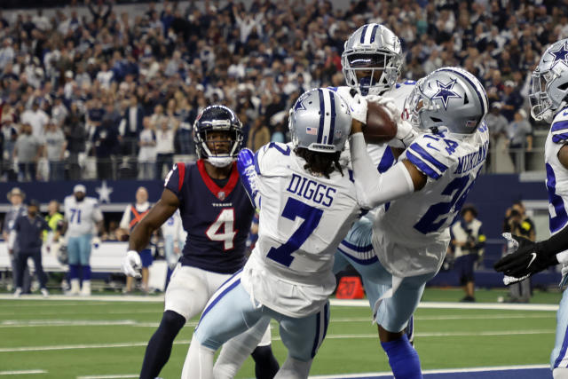 Dallas Cowboys safety Juanyeh Thomas (40) jogs onto the field during a  preseason NFL Football game in Arlington, Texas, Friday, Aug. 27, 2022. (AP  Photo/Michael Ainsworth Stock Photo - Alamy