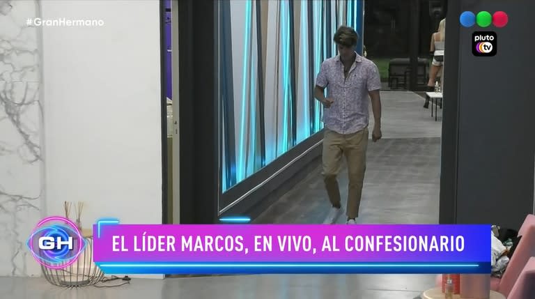 Marcos se dirige al confesionario