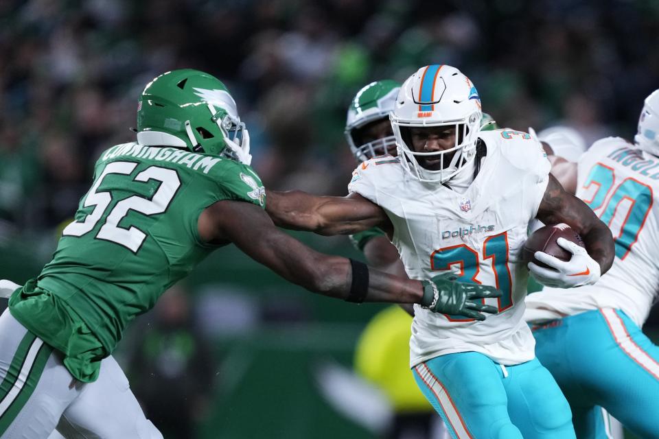 With the Eagles dominating at the line of scrimmage, Raheem Mostert (31) and the Dolphins' ground game couldn't get going. (AP Photo/Matt Rourke)