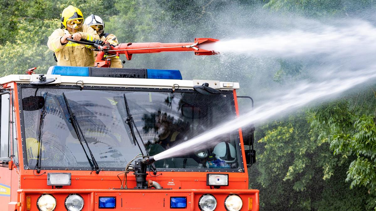 Велика Британія постачає в Україну 17 спеціалізованих пожежних машин