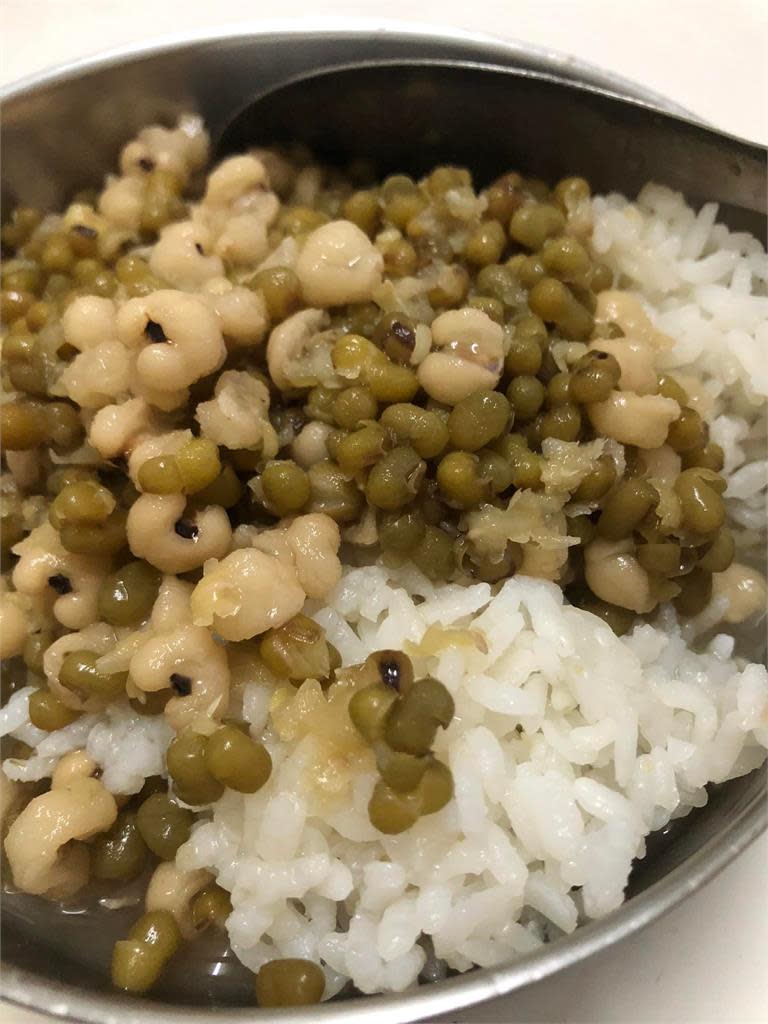 正妹「白飯＋綠豆湯」被糾正…她不解PO網　老饕曝傳統吃法：仙草也可