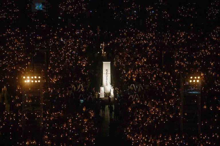  La gente sostiene velas durante una vigilia en Hong Kong el 4 de junio de 2018, para conmemorar el 29 aniversario de la represi&#xf3;n de Tiananmen de 1989 en Pek&#xed;n. 