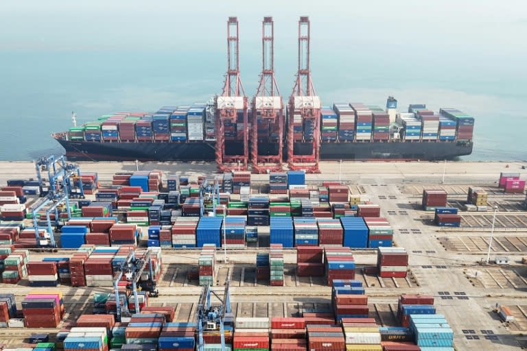 Unos contenedores, almacenados el 12 de abril de 2024 en el puerto de Lianyungang, en el este de China (Str)