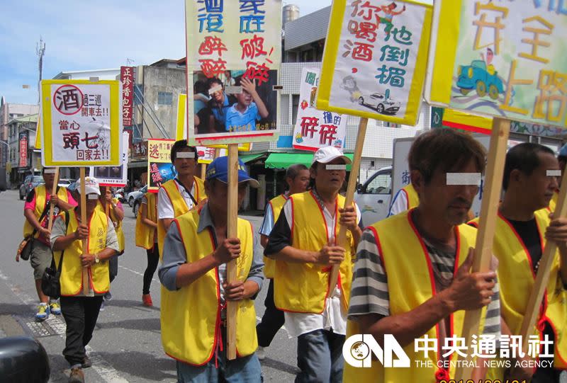 花東近2千人欠酒駕罰款上億， 最大戶14次酒駕欠41萬元。圖為台東酒駕民眾服勞役，上街宣導不酒駕。（中央社/檔案<br>照片）