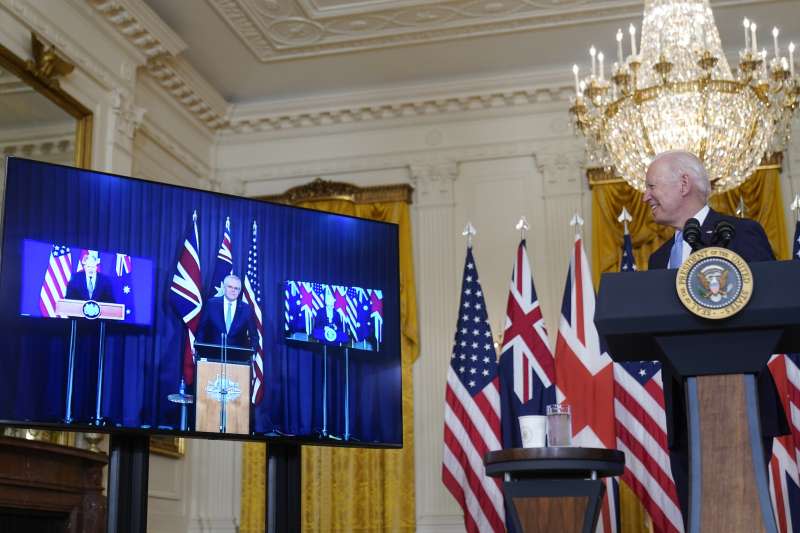 美國總統拜登與英國首相強森、澳洲總理莫里森15日舉行線上會議。（美聯社）