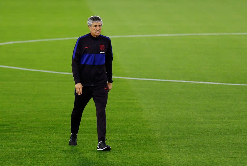 El entrenador del Barcelona, Quique Setien, antes del partido