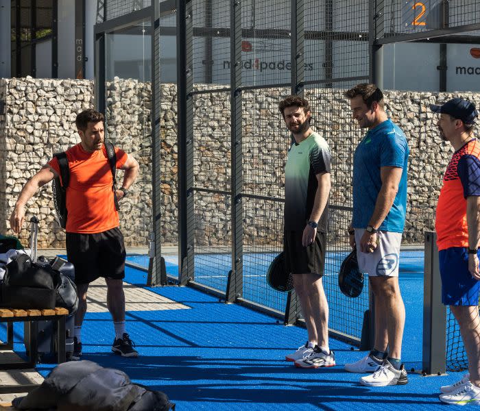 Fotograma de Machos alfa que transcurre en una pista de pádel