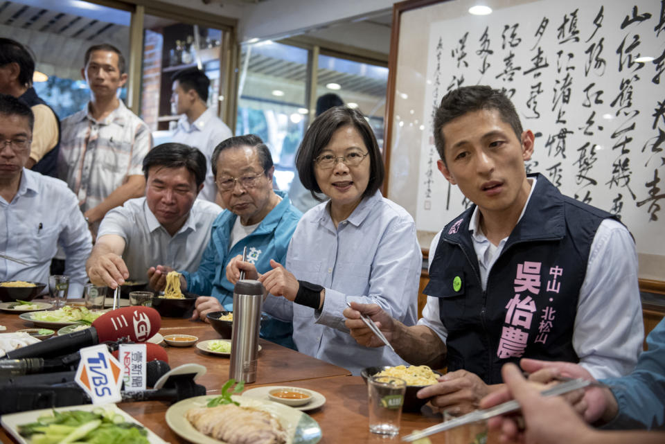 吳怡農與蔡英文一同吃當地美食。   圖：蔡英文競選辦公室提供