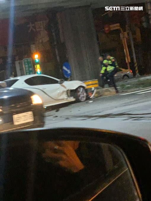 「海神」馬莎拉蒂遭違規左轉車輛撞擊，右車車頭車身毀損。（圖／翻攝畫面）