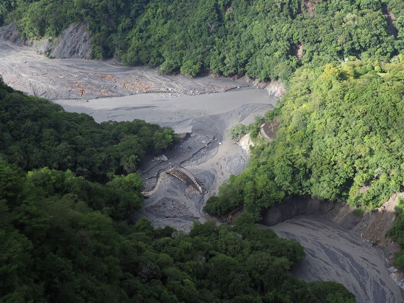 萬大溪主、支流出現多處大面積坍塌，河床大幅提升。(圖／林業署南投分署提供)