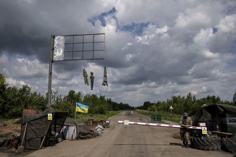 Muñecos vestidos como soldados rusos en un control de carretera en la región de Járkiv, Ucrania, el 23 de julio de 2022