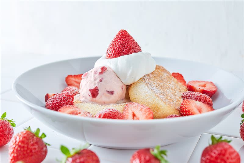 「香草奶油草莓」奇蹟的舒芙蕾鬆餅。（圖／業者提供）