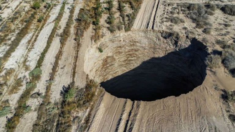 Un enorme cráter circular de 32 metros de ancho y 64 de profundidad surgió en la región de Atacama, en el norte de Chile.