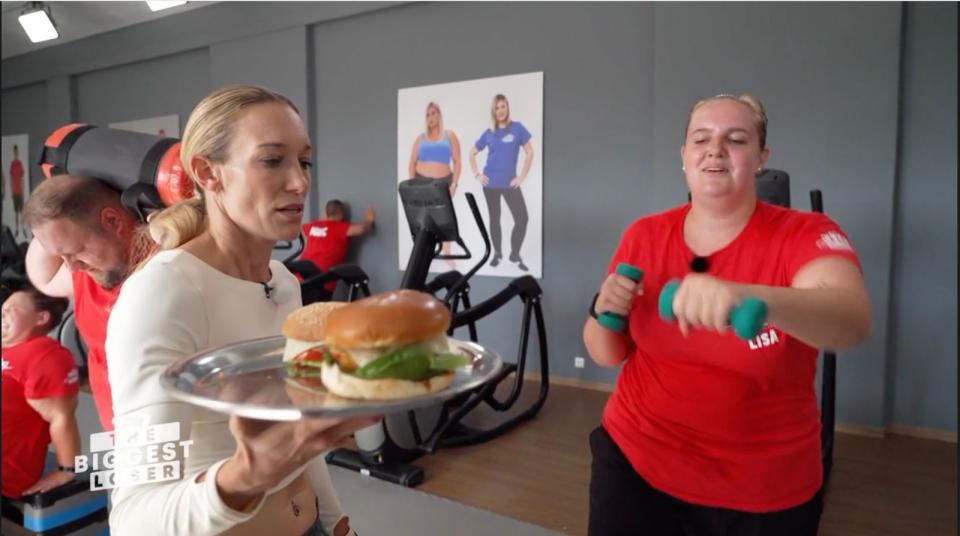 Sport gegen Burger: Christine Theiss erklärt Lisa, wie viel man trainieren muss, um einen Burger "abzuarbeiten". (Bild: SAT.1)