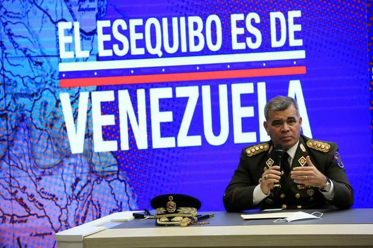 El ministro de Defensa de Venezuela, Vladimir Padrino, durante una conferencia de prensa sobre Esequibo, territorio en disputa con Guyana