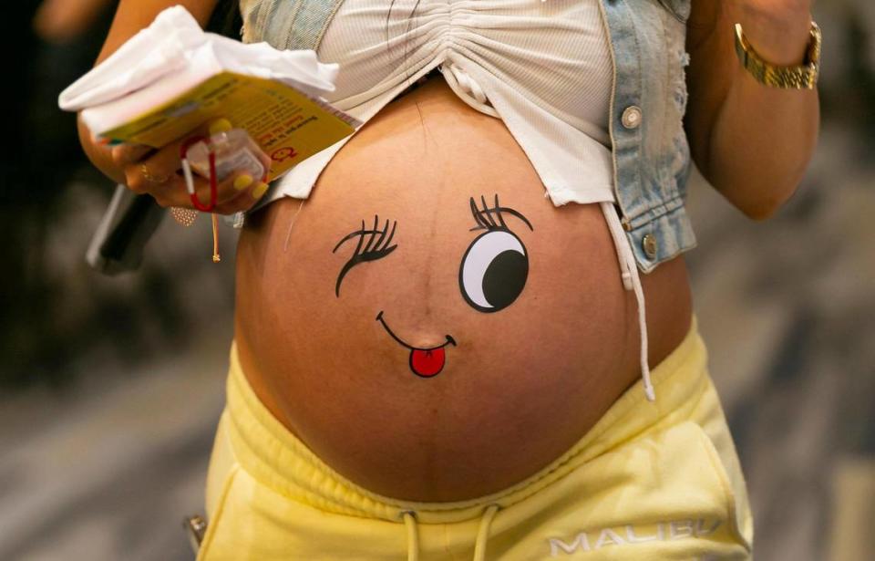 Arlenis Valor, de 35 años de edad, de origen venezolano, celebra su embarazo y maquilló su barriga para asistir al Baby Shower Comunitario en Milander Center para Artes, en Hialeah. 6 de agosto 2022