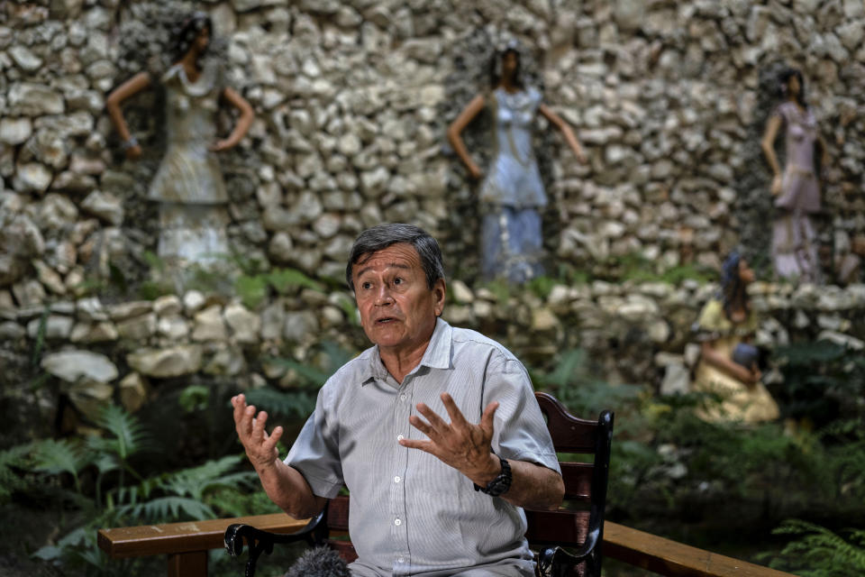 Pablo Beltrán, de la guerrilla colombiana Ejército de Liberación Nacional (ELN), habla durante una entrevista en un hotel en La Habana, Cuba, el viernes 12 de febrero de 2021. (AP Foto/Ramón Espinosa)