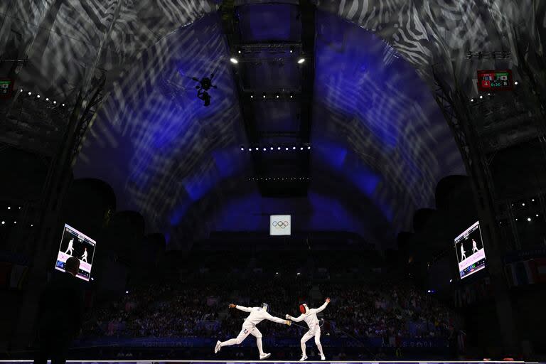 El francés Yannick Borel y el japonés Koki Kano compiten en la medalla de oro individual de espada masculina durante los Juegos Olímpicos de París 2024