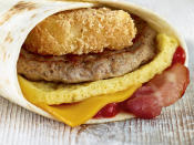 In Großbritannien gibt es ein echtes englisches Frühstück, eingerollt in einem Wrap: In der Tortilla sind Würstchen, Bacon, Eier und Käse. In Deutschland konnte sich der Breakfast Wrap bisher noch nicht etablieren. (Bild-Copyright: McDonaldsUK/Twitter)