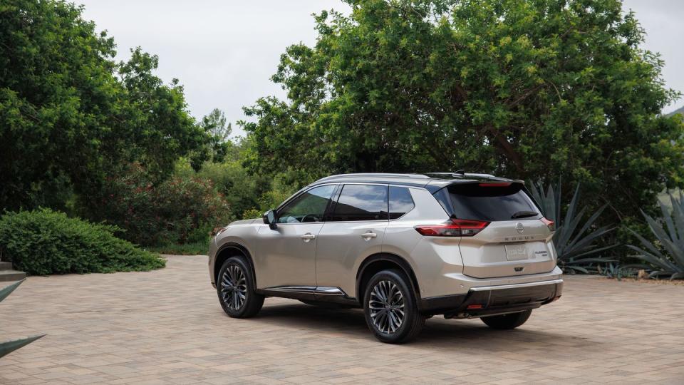 2024 nissan rogue rear