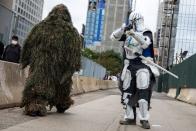 Neben dem Mandalorian läuft kein Wookie, sondern das Ding aus dem Sumpf! (Bild: Alexi Rosenfeld/Getty Images)