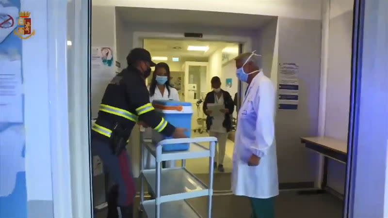 義大利警方在2個小時內將移植器官送至羅馬的醫院。（圖／翻攝自Polizia di Stato推特）