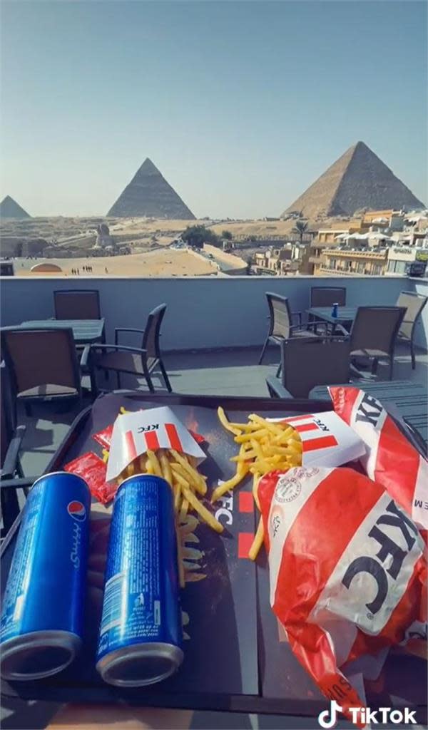 邊吃漢堡邊賞金字塔！埃及這家肯德基美景太強大　部落客讚：不可思議