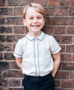 <p>Le premier enfant de Kate Middleton et du prince William fête ce dimanche 22 juillet, son cinquième anniversaire. À cette occasion, le palais de Kensington a publié une photo inédite du prince George. Debout devant un mur des jardins de Clarence House, le futur roi d’Angleterre y apparait la moue ravageuse et le regard malicieux, de quoi faire fondre plus encore les sujets de sa Majesté.<br>Crédit photo : Instagram The Royal Family </p>