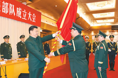  2015 年，中國國家主席習近平出席解放軍「戰略支援部隊」「火箭軍」「陸軍領導機構」的成立典禮，並授予軍旗。61419部隊隸屬於戰略支援部隊麾下。 圖／新華社 