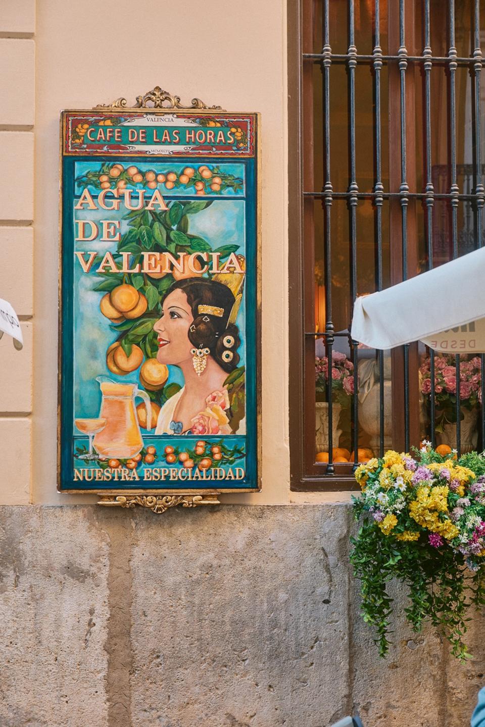 Colourful sign on the exterior of a building advertising a cafe in spanish