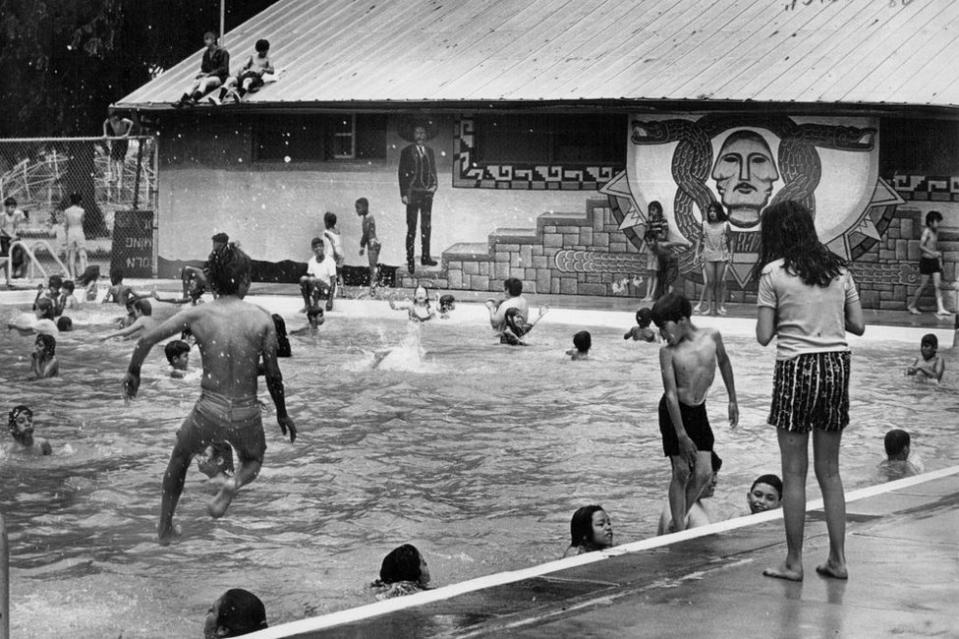 Niños latinos se bañan en la piscina de Lincoln Park, en Denver, Colorado, el 1 de enero de 1971.