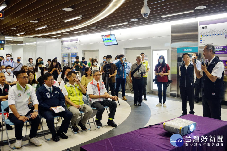 行政院副院長鄭文燦視察桃園機場捷運延伸線A22老街溪站，聽取鐵道局簡報。