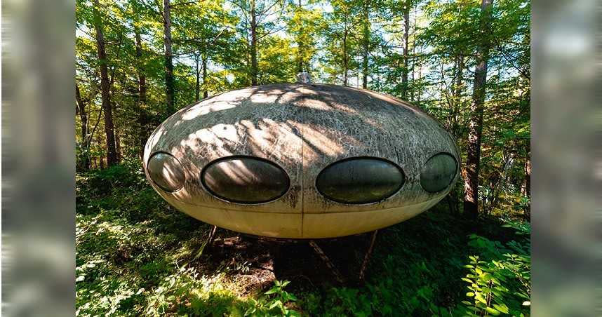 日本深山驚見「廢棄UFO」。（圖／翻攝自@urbex_34 Twitter）