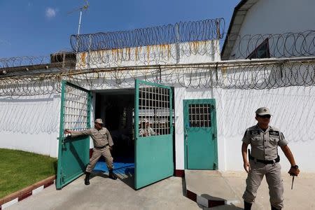 Security guards stand at a gate inside Klong Prem high-security prison in Bangkok, Thailand July 12, 2016. REUTERS/Jorge Silva