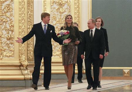 Netherlands' King Willem-Alexander (L) and Queen Maxima (C) meet Russian President Vladimir Putin in Moscow November 8, 2013. REUTERS/Yuri Kochetkov/Pool