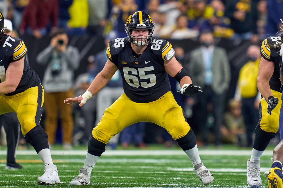 Iowa All-American Tyler Linderbaum declares for NFL draft