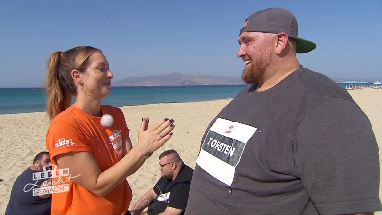 Deutlich sichtbar: Es gibt eine Menge zu tun. Torsten ist mit 227 Kilogramm der schwerste Kandidat aller Zeiten. Sigrid nimmt sich der Aufgabe an - willkommen in Team Orange. (Bild: SAT.1)