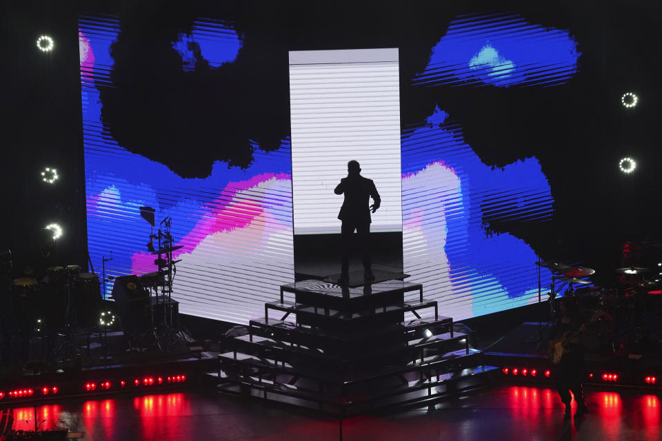 El cantautor español Alejandro Sanz se presenta en concierto en el Auditorio Nacional de la Ciudad de México el 9 de marzo de 2023. (Foto AP/Marco Ugarte)