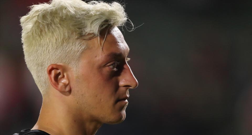 Mesut Özil hat sich die Haare blondieren lassen. (Bild: Getty Images)