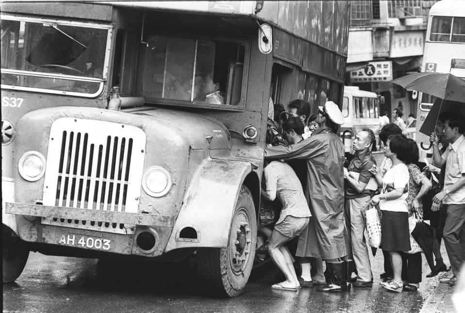 「風姐」殺到，市民自然想盡快歸家，迫上巴士都在所不計。攝於 1978 年 7 月。 (Photo by Chan Kiu/South China Morning Post via Getty Images)