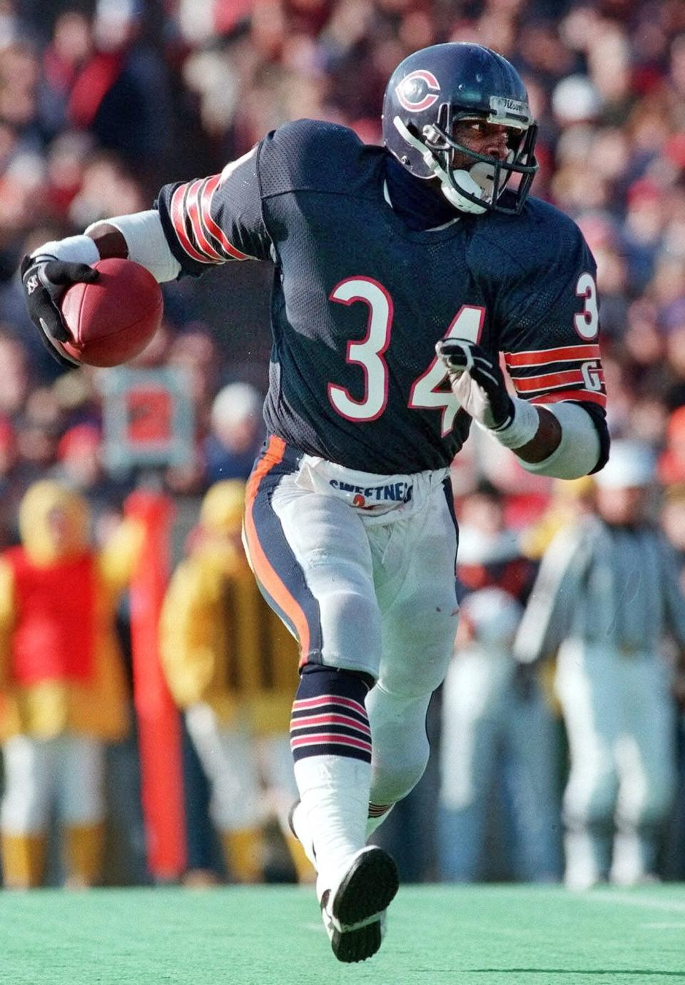 Walter Payton carries the ball in the Bears' familiar uniform.